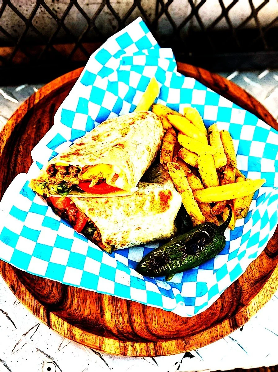 Platillo envuelto en tortilla acompañado de papas